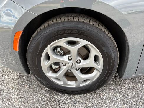 Used 2023 Chrysler Pacifica Limited FWD image 22