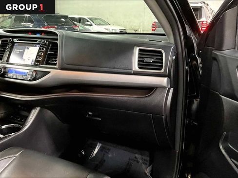Used 2018 Toyota Highlander XLE image 18