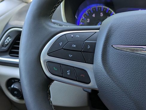 Used 2024 Chrysler Pacifica Touring-L FWD image 25
