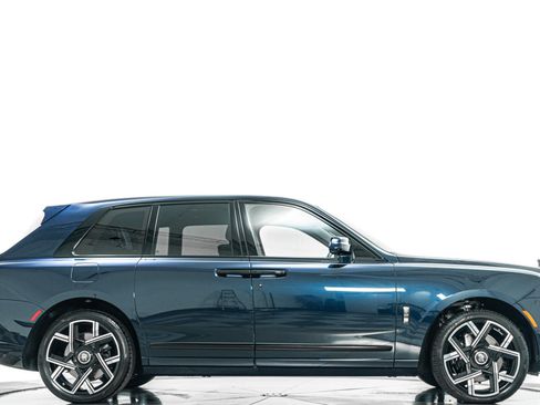Used 2025 Rolls-Royce Cullinan Black Badge AWD/4WD image 2