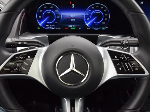 Used 2024 Mercedes-Benz EQB 300 4MATIC image 22