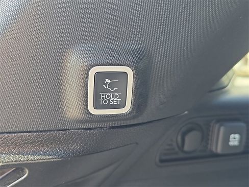 Used 2024 Jeep Grand Cherokee Limited w/ Black Appearance Package image 13