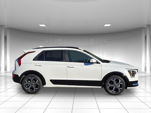Used 2023 Kia Niro EX Touring image 2