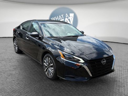 Used 2025 Nissan Altima 2.5 SV FWD image 1
