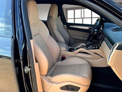 Used 2023 Porsche Cayenne Platinum Edition image 7