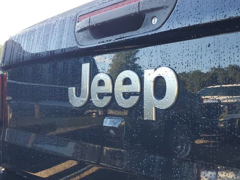 Used 2023 Jeep Gladiator Overland AWD/4WD image 6