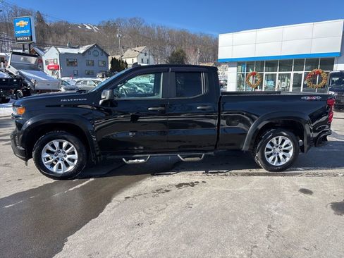 Used 2020 Chevrolet Silverado 1500 Custom w/ Custom Value Package image 2
