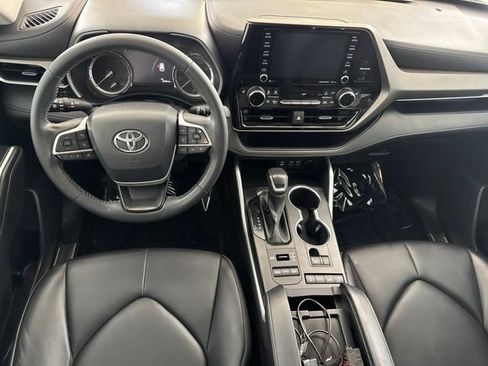 Used 2022 Toyota Highlander XLE AWD/4WD image 26
