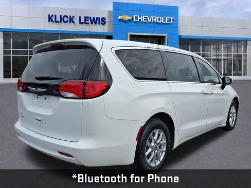 Used 2022 Chrysler Voyager LX image 7