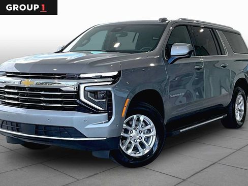 Used 2026 Chevrolet Suburban LT RWD image 1