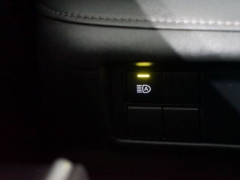 Certified 2021 Toyota Highlander L image 23