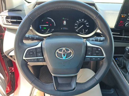 Used 2023 Toyota Sienna XLE FWD image 8