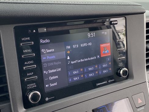 Used 2020 Toyota Sienna SE w/ Nightshade Edition FWD image 23