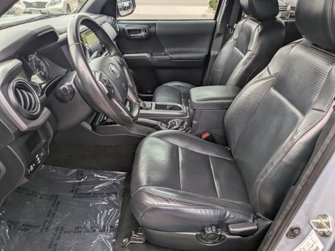 Used 2019 Toyota Tacoma TRD Off-Road AWD/4WD image 15