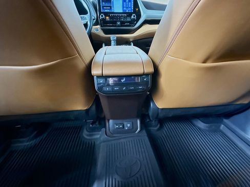 Used 2022 Toyota Highlander Platinum image 26
