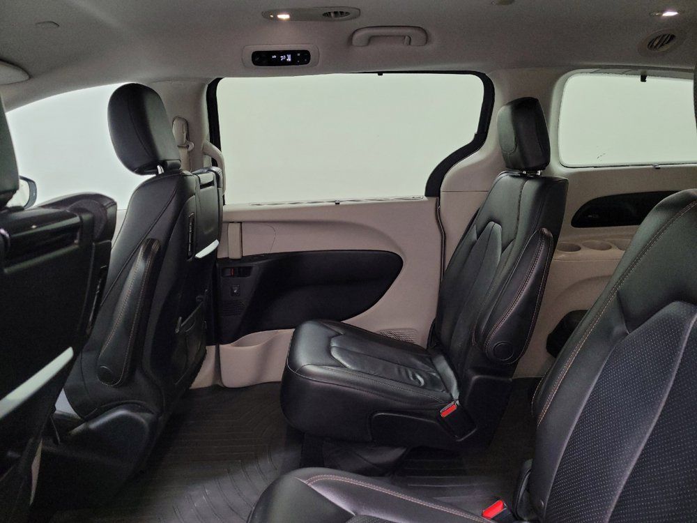 Used 2017 Chrysler Pacifica Touring-L Plus FWD image 18