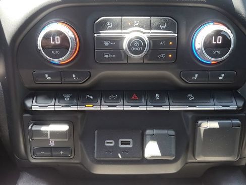 Used 2022 GMC Sierra 2500 AT4 w/ AT4 Premium Plus Package AWD/4WD image 36
