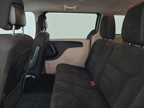 Used 2018 Dodge Grand Caravan SE FWD image 18