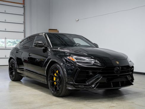 Used 2023 Lamborghini Urus Performante AWD/4WD image 3