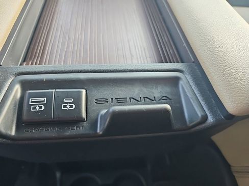 Used 2023 Toyota Sienna XLE FWD image 30