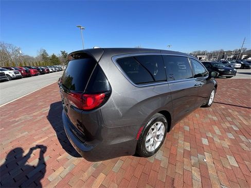 Used 2018 Chrysler Pacifica Touring Plus image 35