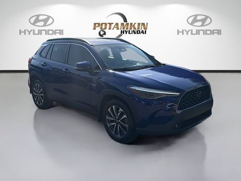 Used 2023 Toyota Corolla Cross XLE w/ Convenience Package FWD image 3