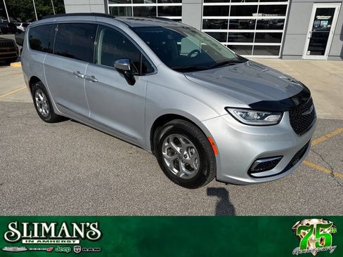 Used 2023 Chrysler Pacifica Limited AWD/4WD image 1