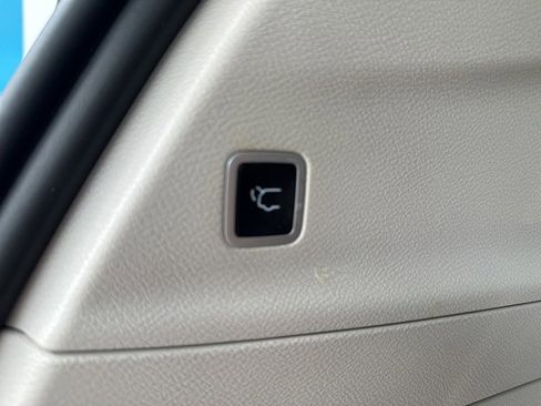 Used 2024 Chrysler Pacifica Touring-L image 10