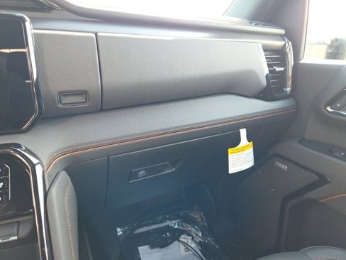 Used 2025 GMC Sierra 2500 AT4 image 23