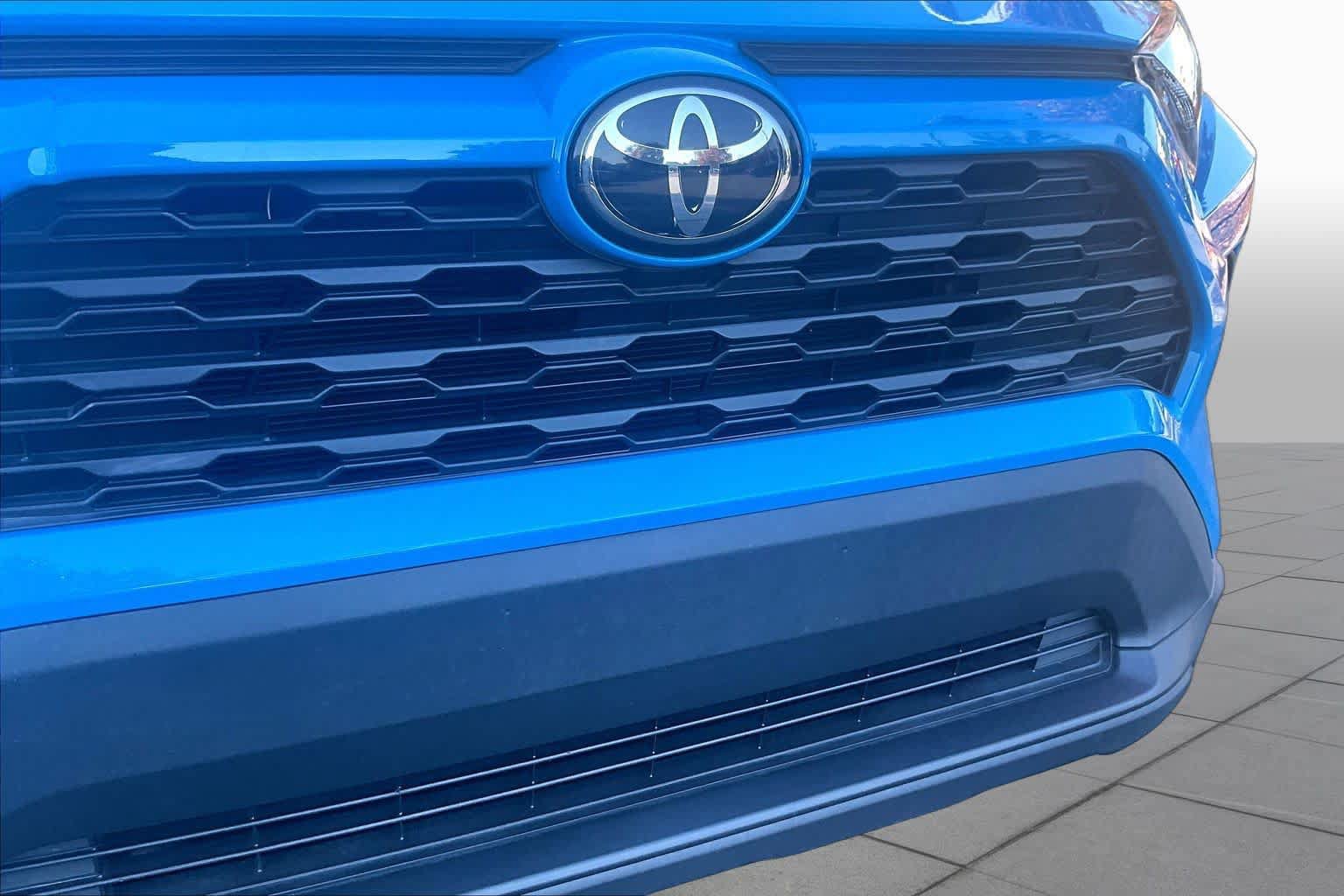 Used 2020 Toyota RAV4 LE w/ Carpet Mat Package AWD/4WD image 29