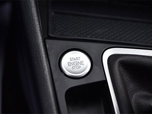 Certified 2025 Volkswagen Jetta SE w/ Sunroof Package image 17