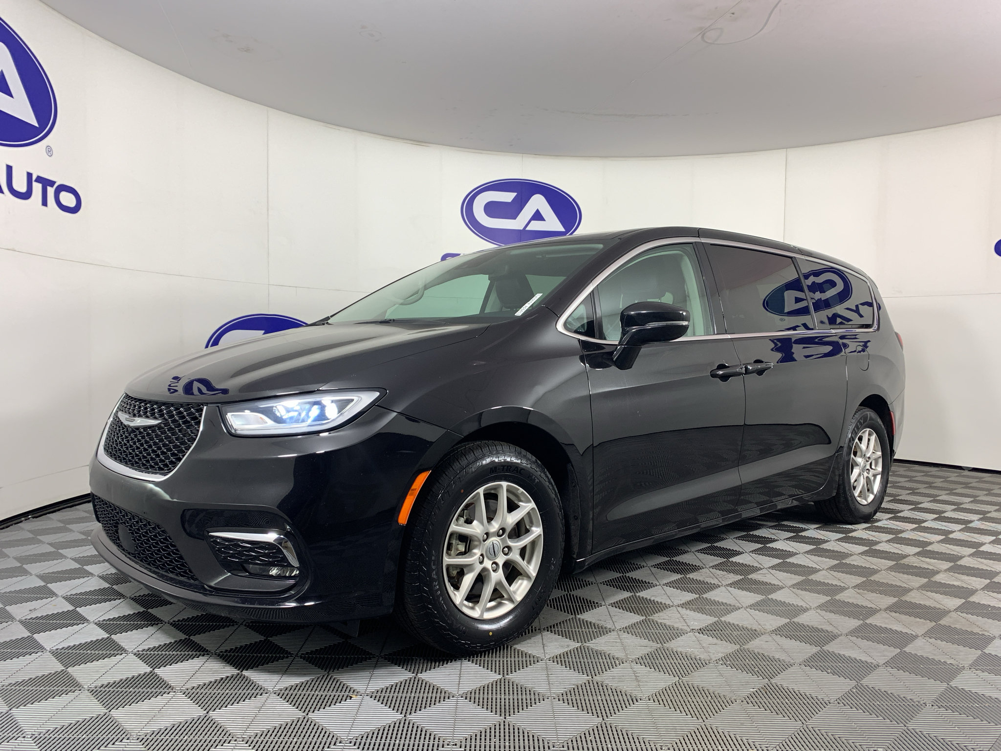 Used 2024 Chrysler Pacifica Touring-L FWD image 7