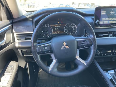 Used 2024 Mitsubishi Outlander ES image 11