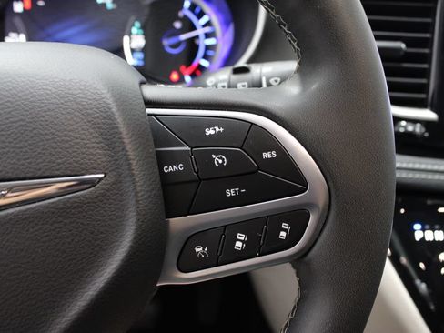 Used 2023 Chrysler Pacifica Touring-L FWD image 27