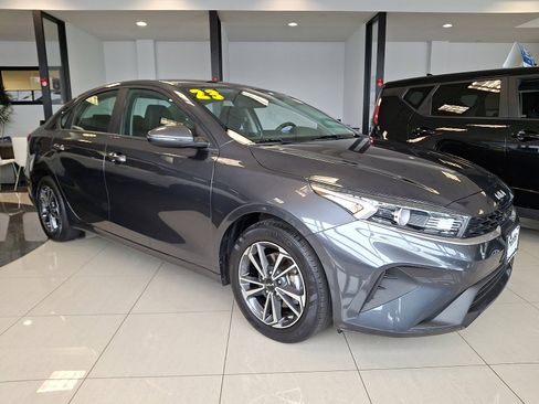 Used 2023 Kia Forte LXS w/ LXS Technology Package FWD image 3