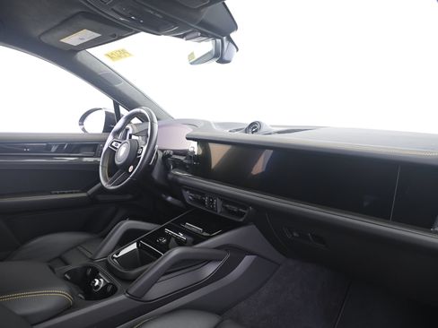 Certified 2024 Porsche Cayenne Turbo GT AWD/4WD image 22