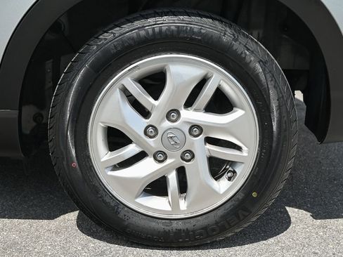 Used 2023 Hyundai Venue SE FWD image 8