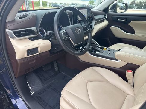 Certified 2020 Toyota Highlander XLE AWD/4WD image 3
