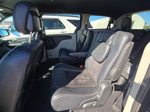 Used 2017 Dodge Grand Caravan SXT FWD image 17