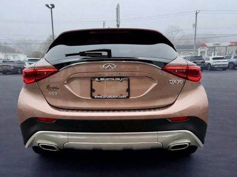 Used 2017 INFINITI QX30 Premium w/ Navigation Package image 10