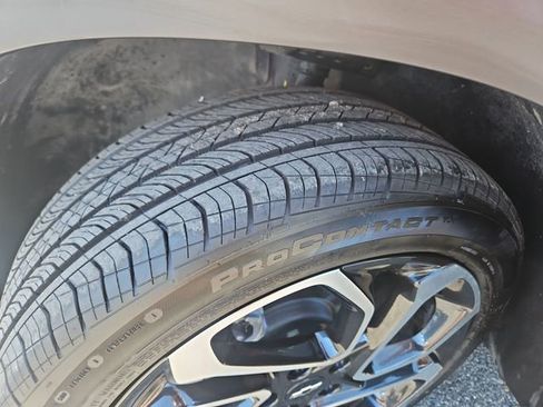 Used 2025 Chevrolet Trax RS FWD image 27