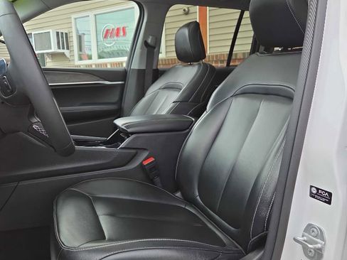Used 2023 Jeep Grand Cherokee Limited AWD/4WD image 6