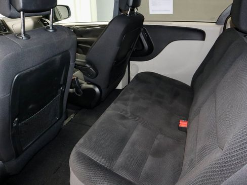 Used 2018 Dodge Grand Caravan SE w/ UConnect Hands-Free Group image 19