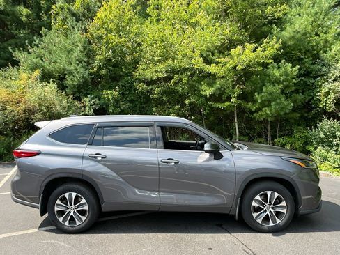 Used 2021 Toyota Highlander XLE AWD/4WD image 7