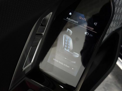 Used 2023 BMW 760i xDrive image 45