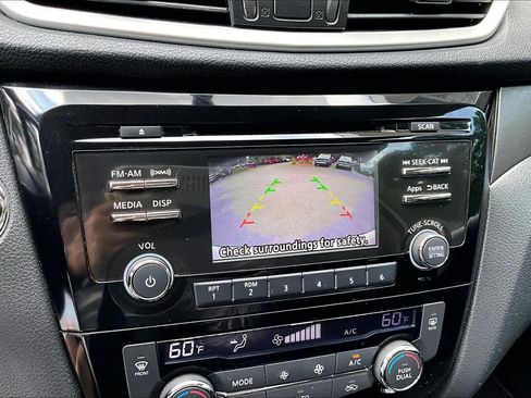 Used 2016 Nissan Rogue SV FWD image 26
