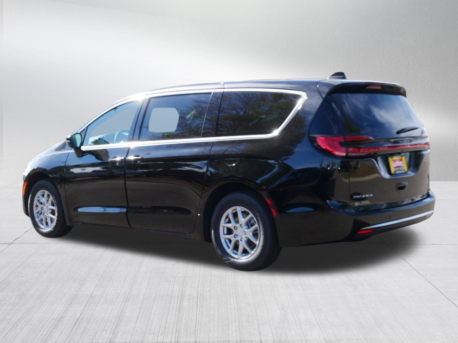 New 2027 Chrysler Pacifica Select FWD image 5