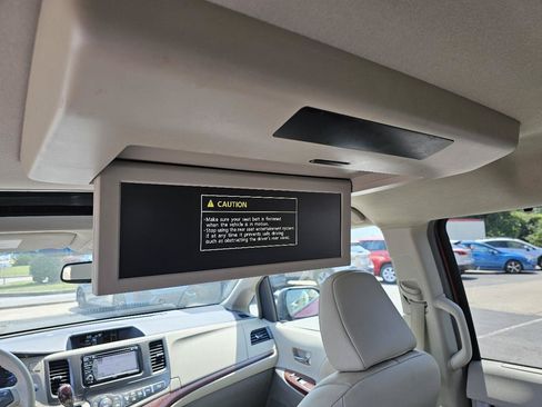 Used 2014 Toyota Sienna XLE w/ Entertainment Package FWD image 10