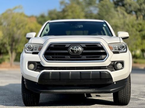 Used 2018 Toyota Tacoma SR5 image 2