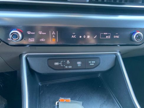 Used 2025 Kia Carnival FWD image 18